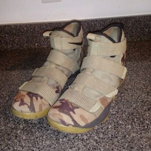 Mens size 12 nike zoom lebron soldier 11